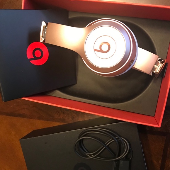 Rose gold wireless beats solo 3 headphones - Picture 2 of 5